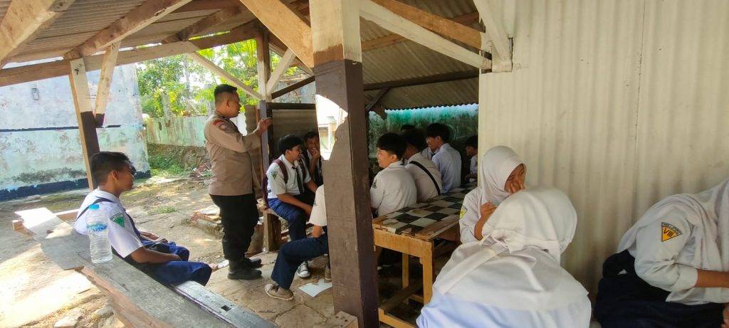 Bhabinkamtibmas Desa sawangan melaksanakan Sambang Dan Himbauan Kamtibmas Kepada Siswa/i SMPN 2