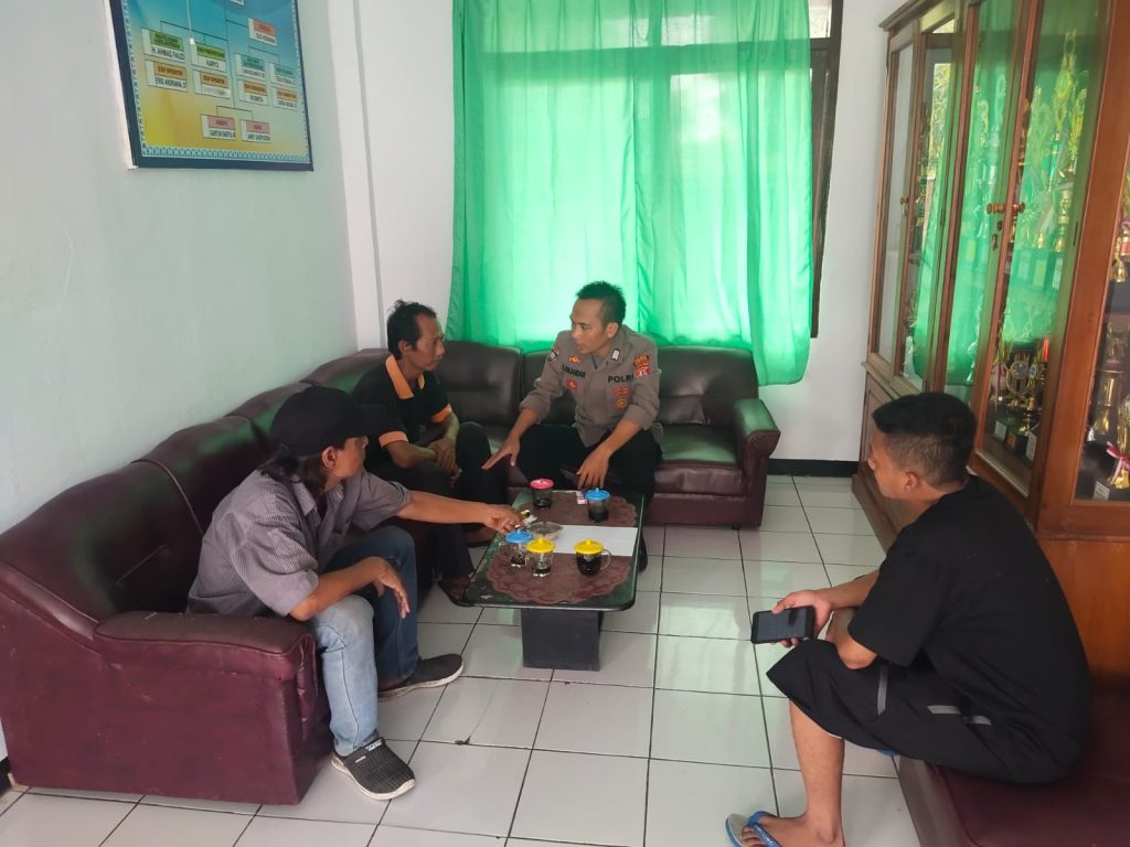 BHABINKAMTIBMAS DESA TAMBAKDAHAN POLSEK BINONG MELAKSANAKAN GIAT SILATURAHMI KAMTIBMAS.