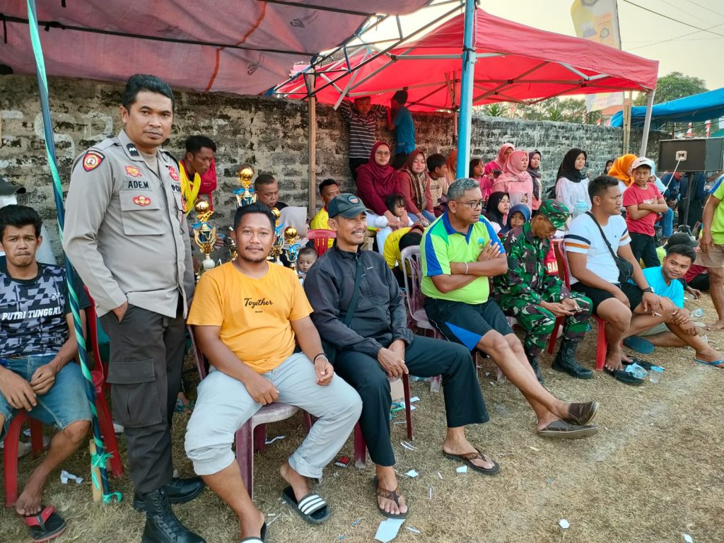 Sinergitas TNI-POLRI Bhabin dan Babinsa Desa Gandasoli laksanakan sambang dan silaturahmi kamtibmas kepada warga binaannya.